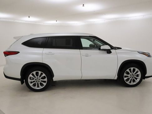 Used 2023 Toyota Highlander Limited image 2