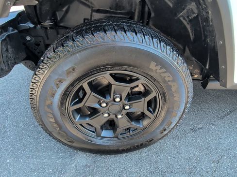Used 2023 Jeep Gladiator Sport AWD/4WD image 9