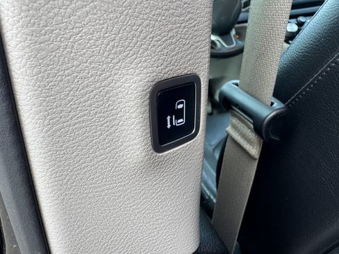 Used 2019 Chrysler Pacifica Touring-L image 16