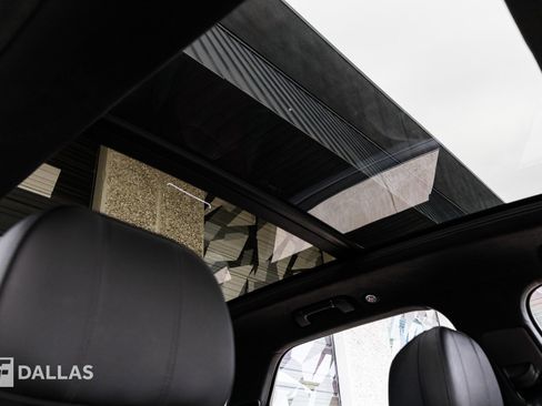 Used 2025 Bentley Bentayga image 40