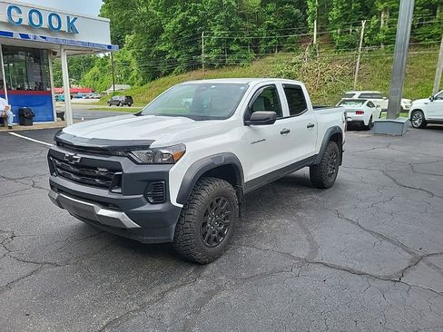 Used 2024 Chevrolet Colorado Trail Boss w/ Advanced Trailering Package AWD/4WD image 2