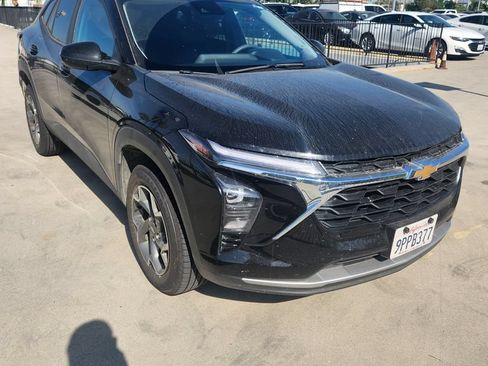 Used 2025 Chevrolet Trax LT FWD image 8