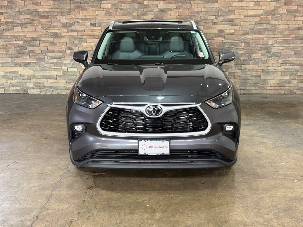 Used 2022 Toyota Highlander XLE AWD/4WD image 2