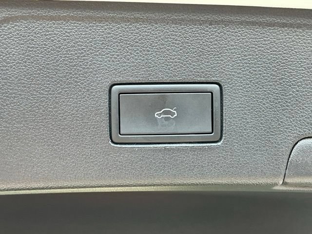Used 2023 Volkswagen Atlas Cross Sport SE FWD image 19