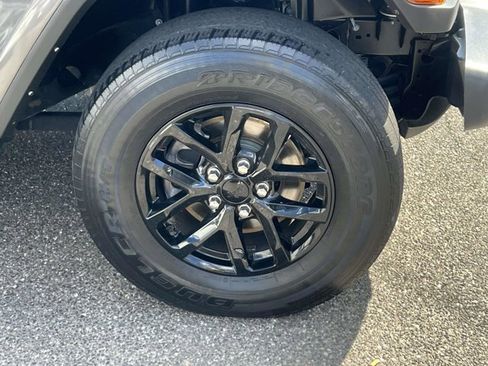 Certified 2021 Jeep Gladiator Sport AWD/4WD image 6