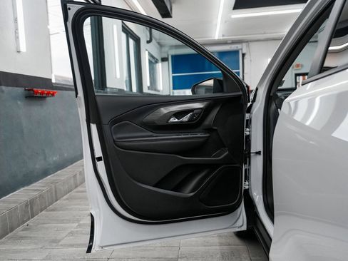 Used 2023 GMC Terrain SLE w/ Driver Convenience Package image 10