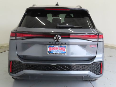 New 2026 Volkswagen Tiguan SE R-Line FWD image 4