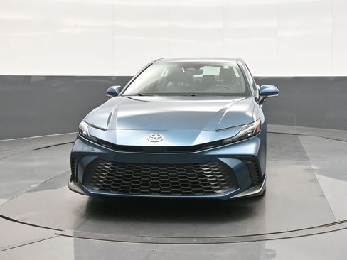 Used 2025 Toyota Camry SE image 3