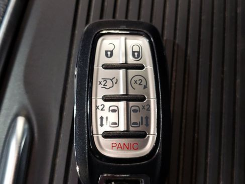 Used 2023 Chrysler Pacifica Limited FWD image 33