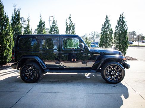 Used 2025 Jeep Wrangler Sahara image 11