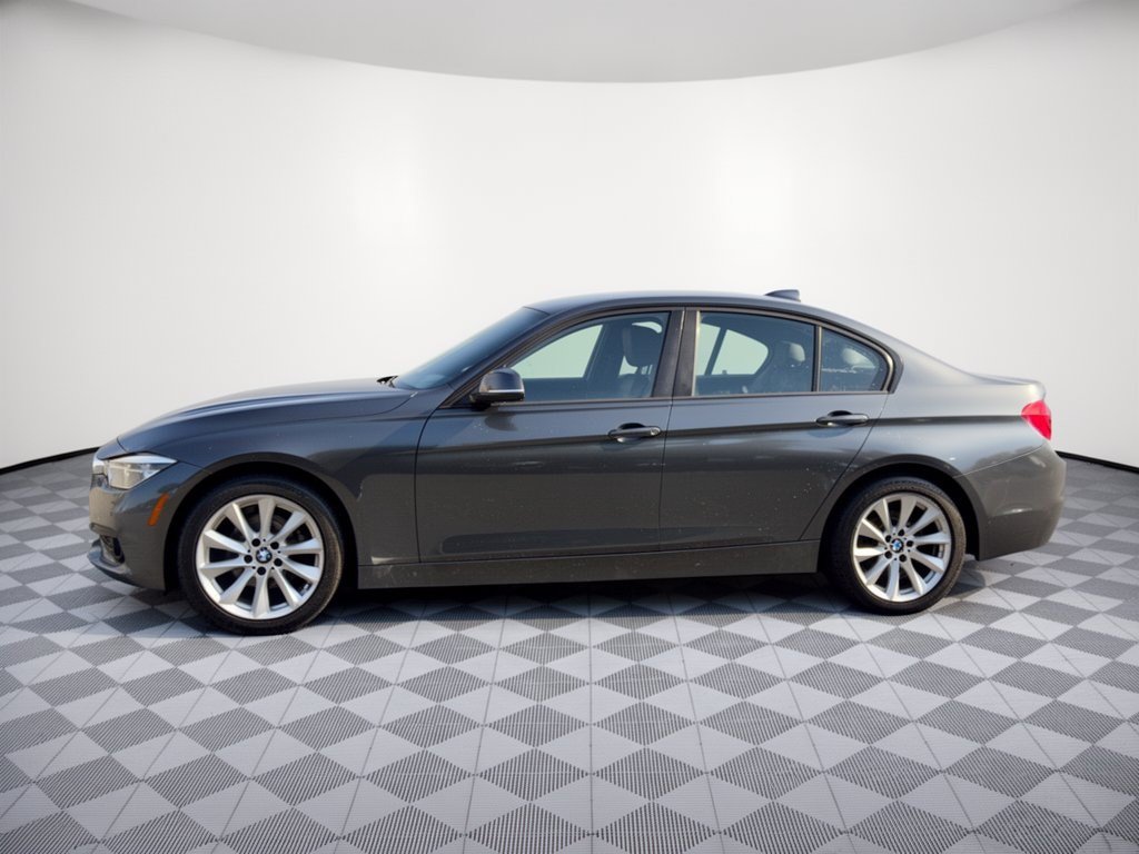 Used 2017 BMW 320i xDrive Sedan AWD/4WD image 2