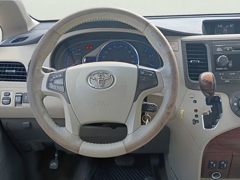 Used 2012 Toyota Sienna XLE FWD image 4