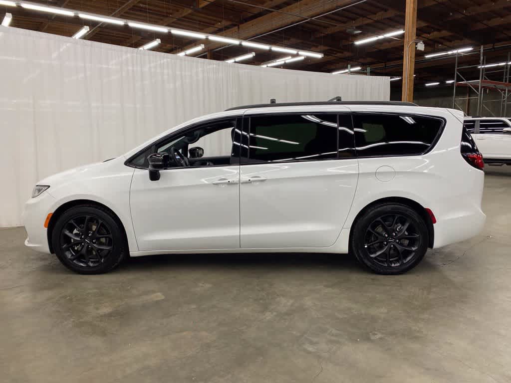 Used 2025 Chrysler Pacifica Limited FWD image 3