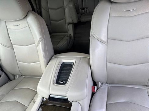 Used 2020 Cadillac Escalade Luxury w/ LPO, Radiant Package AWD/4WD image 20