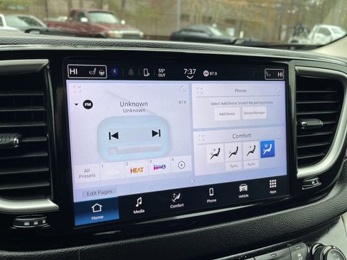 Used 2024 Chrysler Pacifica Touring-L image 10