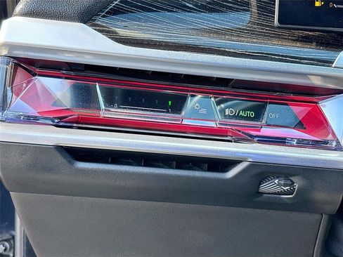 Used 2023 BMW 740i w/ Parking Assistance Package image 10