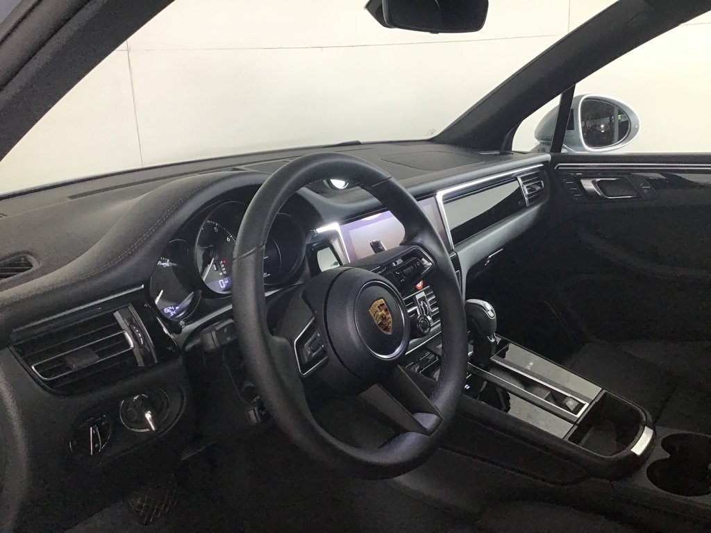 Certified 2026 Porsche Macan AWD/4WD image 4