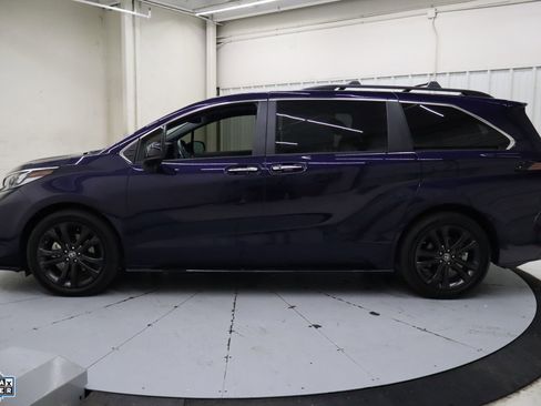 Used 2023 Toyota Sienna XSE image 9
