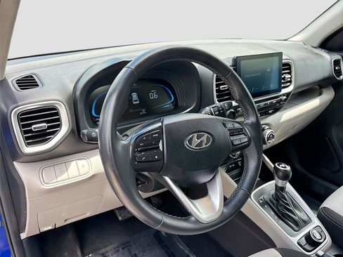Used 2025 Hyundai Venue SEL FWD image 9