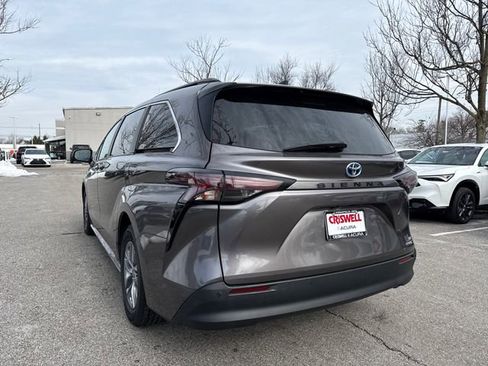 Used 2024 Toyota Sienna XLE image 3