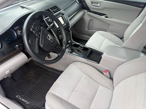 Used 2017 Toyota Camry LE FWD image 5