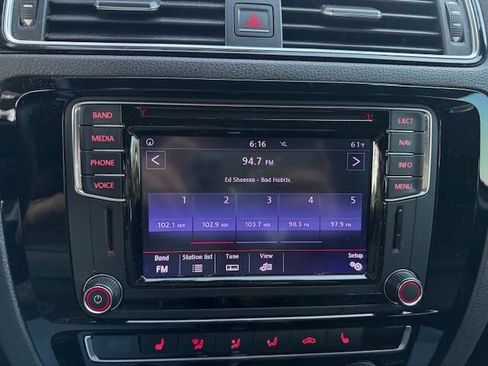 Used 2017 Volkswagen Jetta SEL image 40