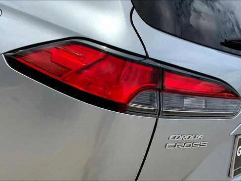 Used 2025 Toyota Corolla Cross XLE FWD image 28