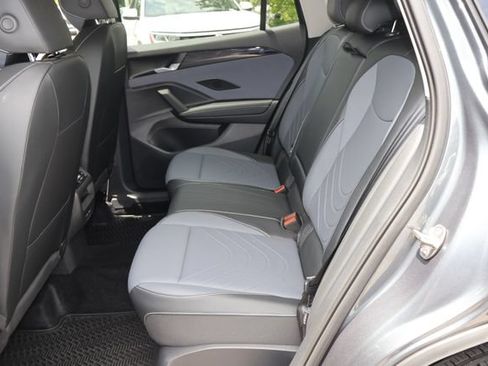 Certified 2025 Volkswagen Tiguan SE FWD image 14