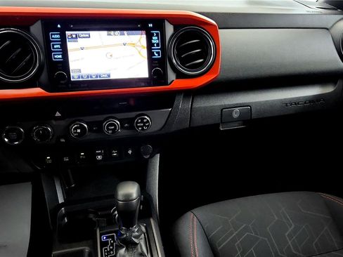 Used 2018 Toyota Tacoma TRD Off-Road w/ Technology Package AWD/4WD image 28