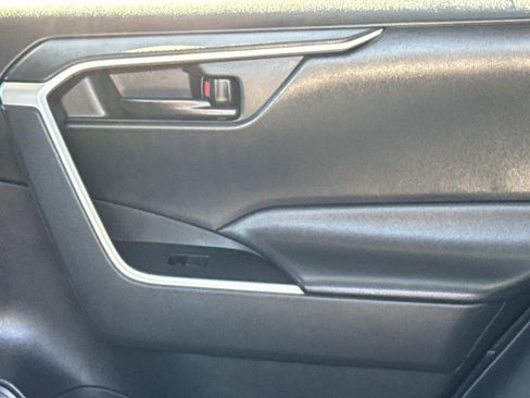 Used 2019 Toyota RAV4 LE image 14