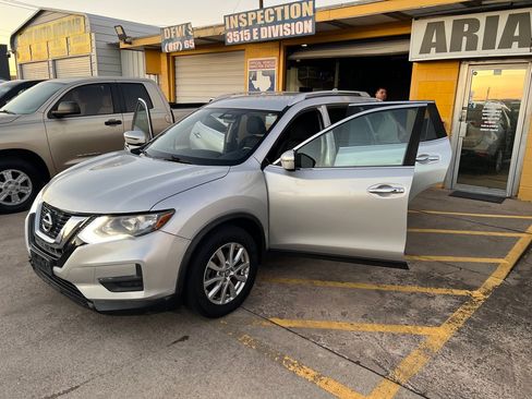 Used 2017 Nissan Rogue SV FWD image 8