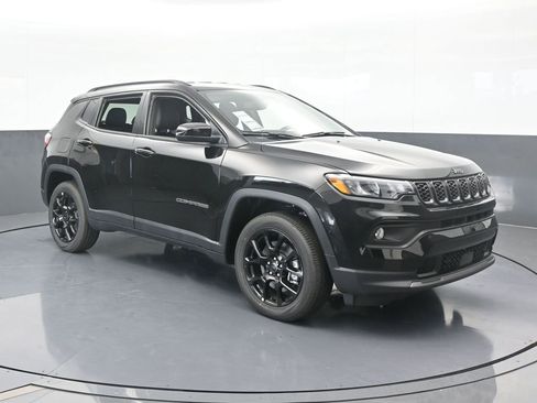 Used 2026 Jeep Compass Latitude AWD/4WD image 8