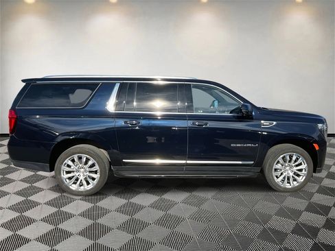 Used 2024 GMC Yukon XL Denali image 2
