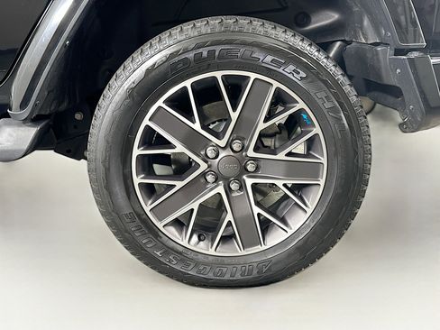 Used 2023 Jeep Wrangler Unlimited Sahara image 11