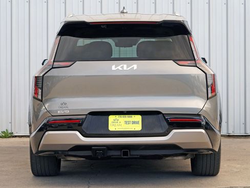 Used 2024 Kia EV9 Land image 11