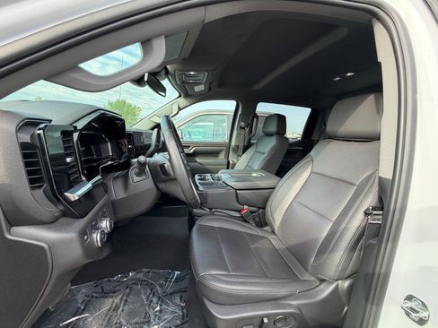 Used 2025 GMC Sierra 1500 SLT image 4