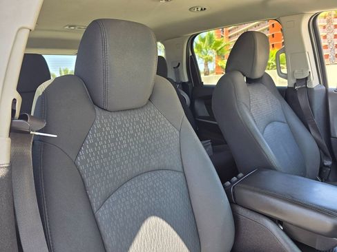Used 2011 GMC Acadia SLE FWD image 12