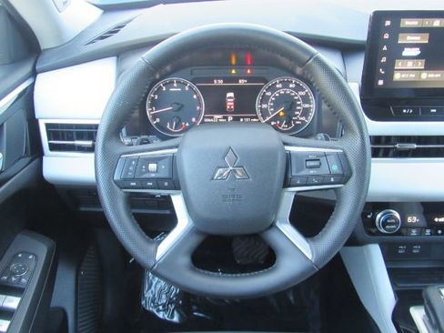 Used 2025 Mitsubishi Outlander SE image 33