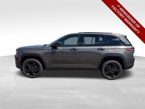 Used 2024 Jeep Grand Cherokee Altitude AWD/4WD image 2