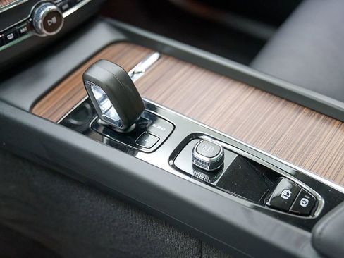 Certified 2024 Volvo XC60 T8 Plus AWD/4WD image 18
