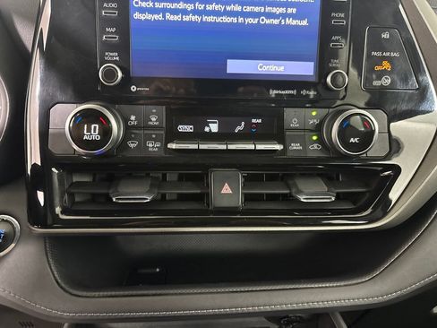 Used 2022 Toyota Highlander LE AWD/4WD image 15