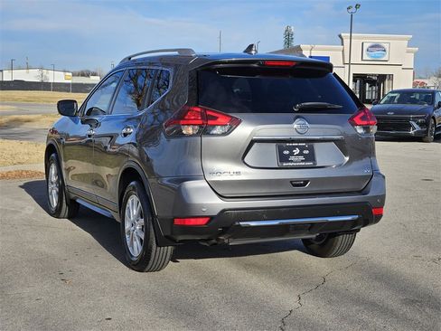 Used 2020 Nissan Rogue SV image 3