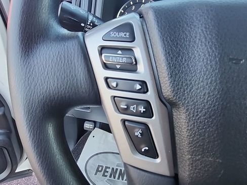 Used 2022 Nissan Titan SV image 11