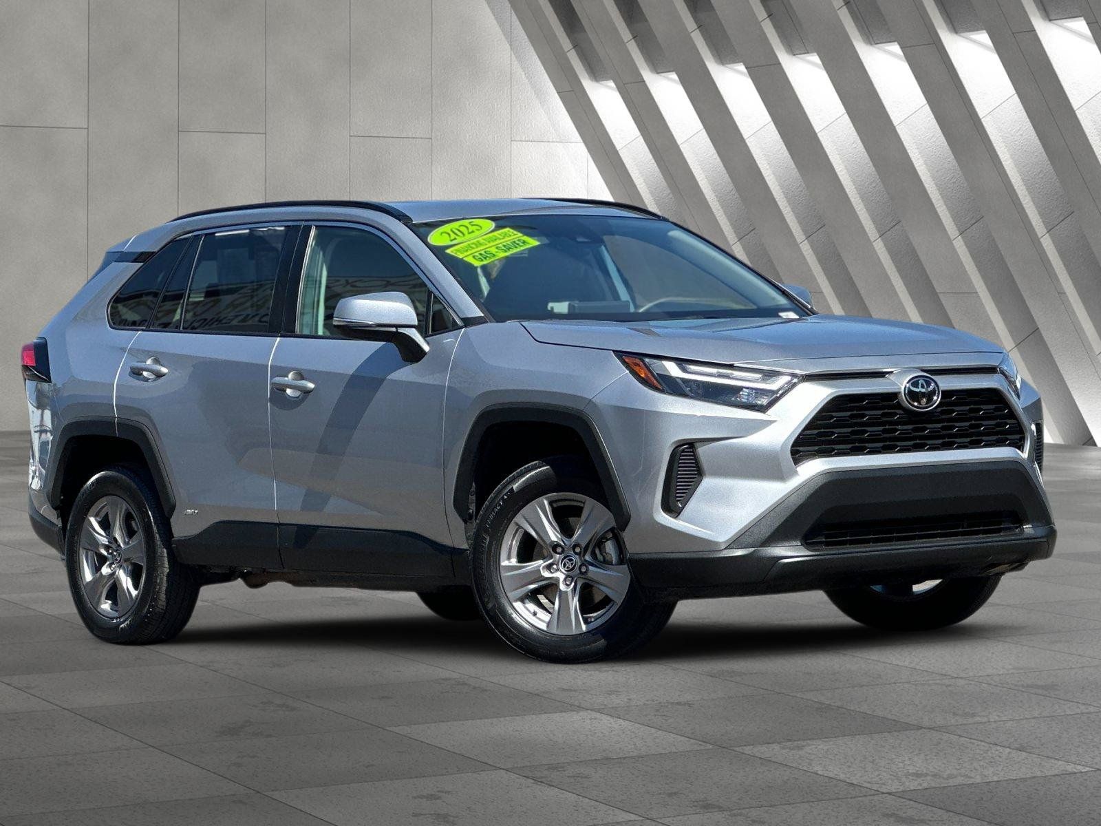 Used 2025 Toyota RAV4 XLE AWD/4WD image 1