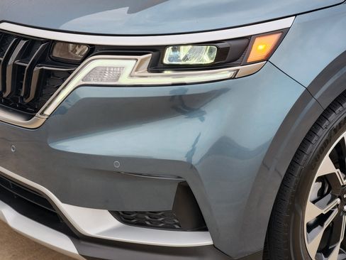 Used 2024 Kia Carnival EX image 8