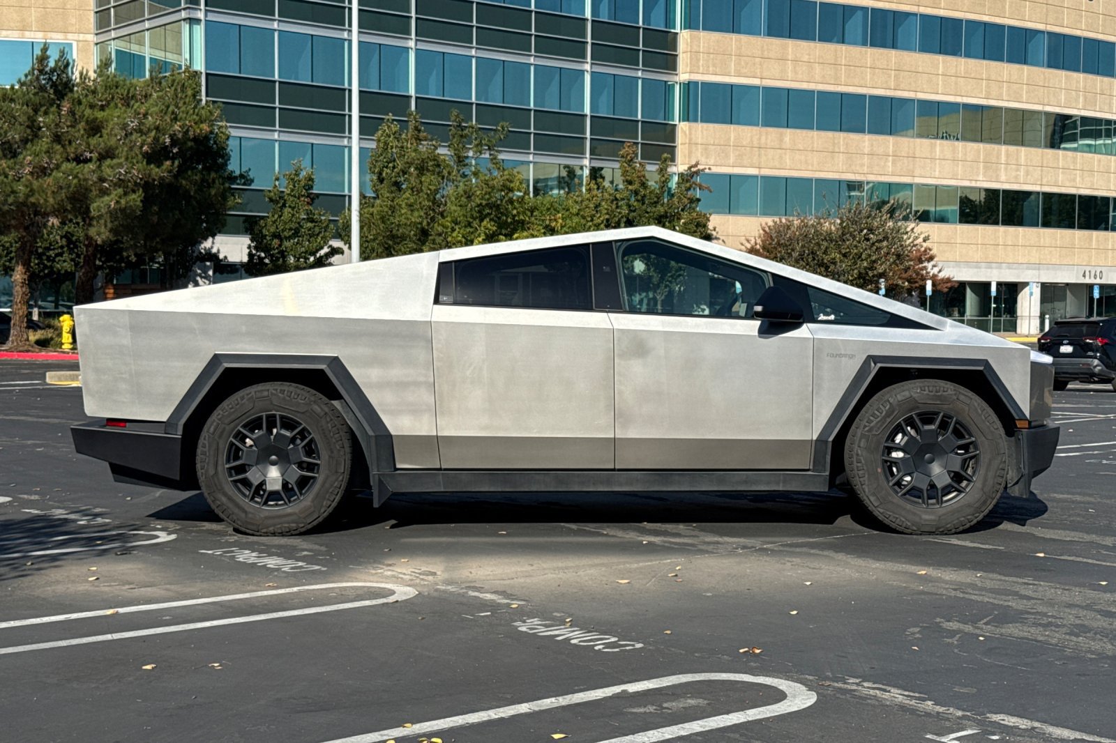 Used 2024 Tesla Cybertruck AWD Crew Cab image 3