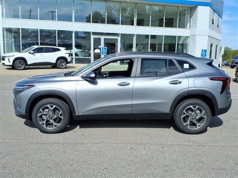 New 2026 Chevrolet Trax LT w/ LT Convenience Package FWD image 4