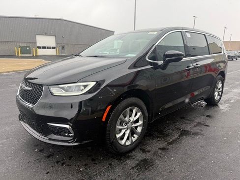 New 2026 Chrysler Pacifica Limited image 6