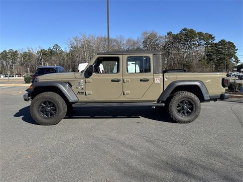 Used 2020 Jeep Gladiator Sport image 2