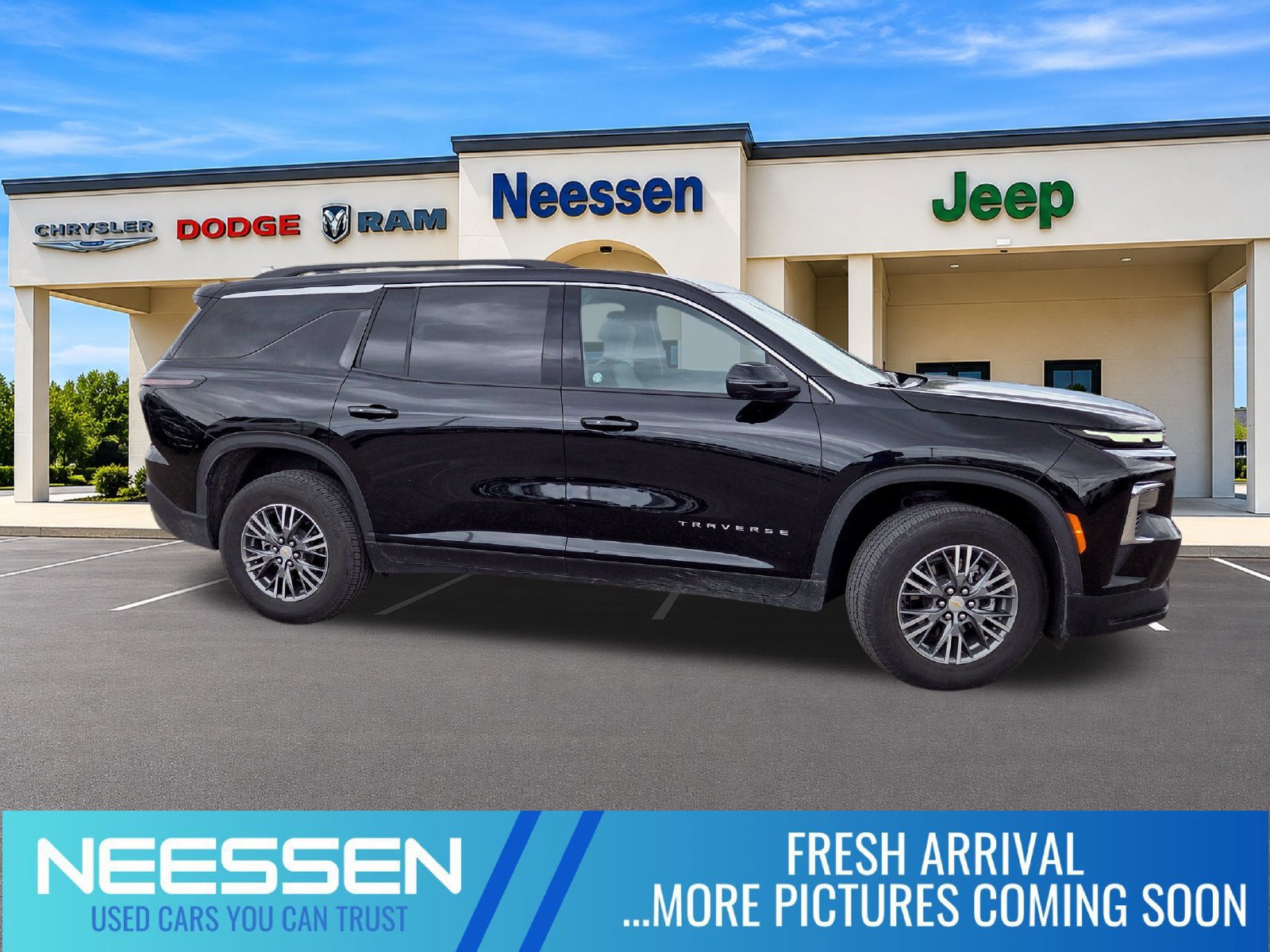Used 2026 Chevrolet Traverse LT w/ Driver Confidence Package FWD image 1